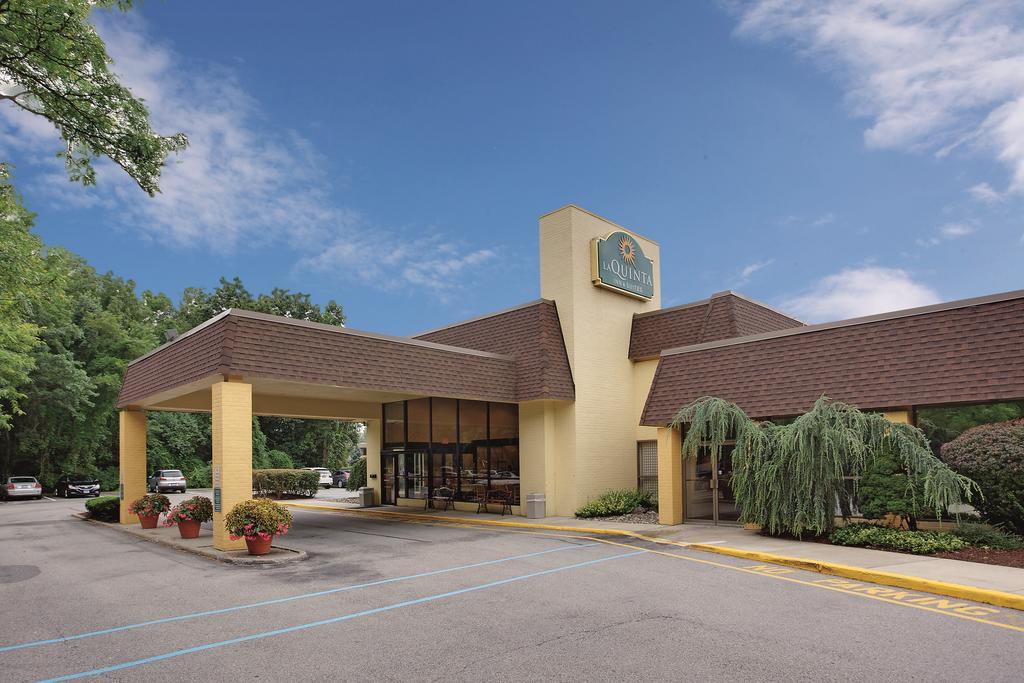 La Quinta inn & Suites Armonk Westchester County Airport Featured Image