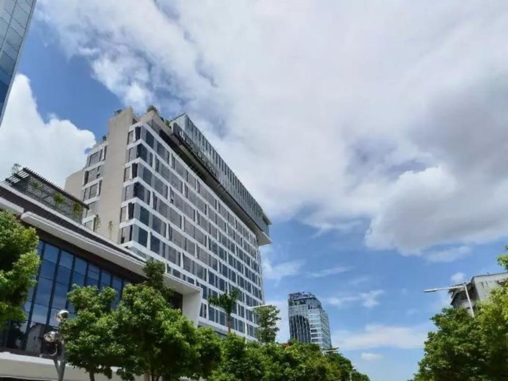 ذا ساميت هوتل