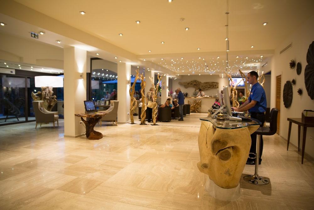 Campo Dell'Oro Lobby