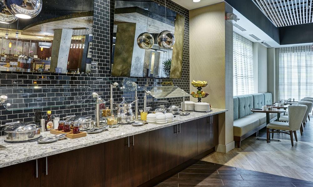 DoubleTree by Hilton Charlotte Uptown Breakfast buffet