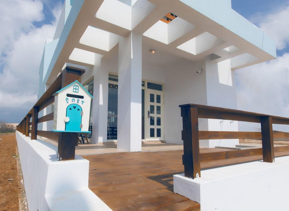 SnoozInn Exterior
