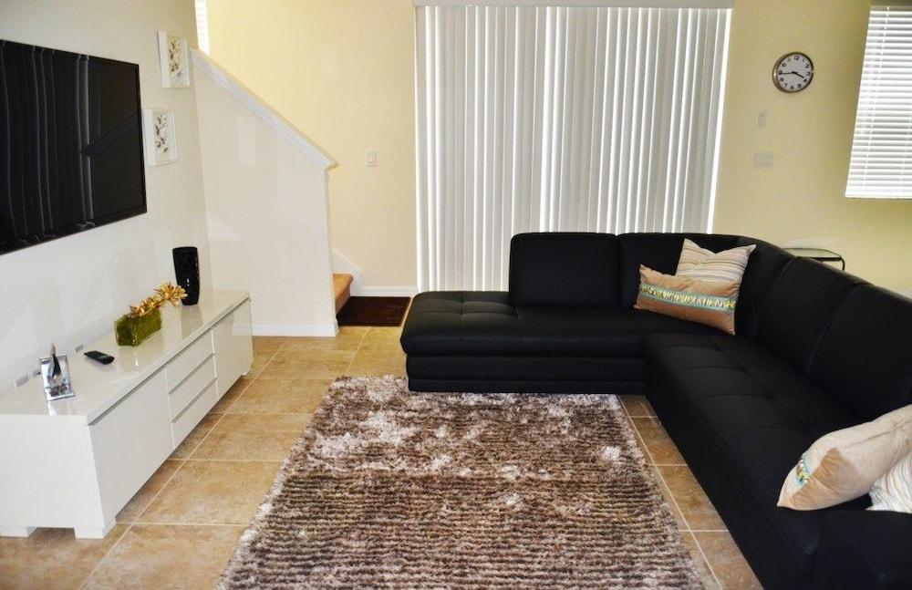 إف دي 51442 - بيلا فيدا ريزورت - 4 بد رومز 3 باث رومز تاون هاوس منطقة الجلوس في الردهة