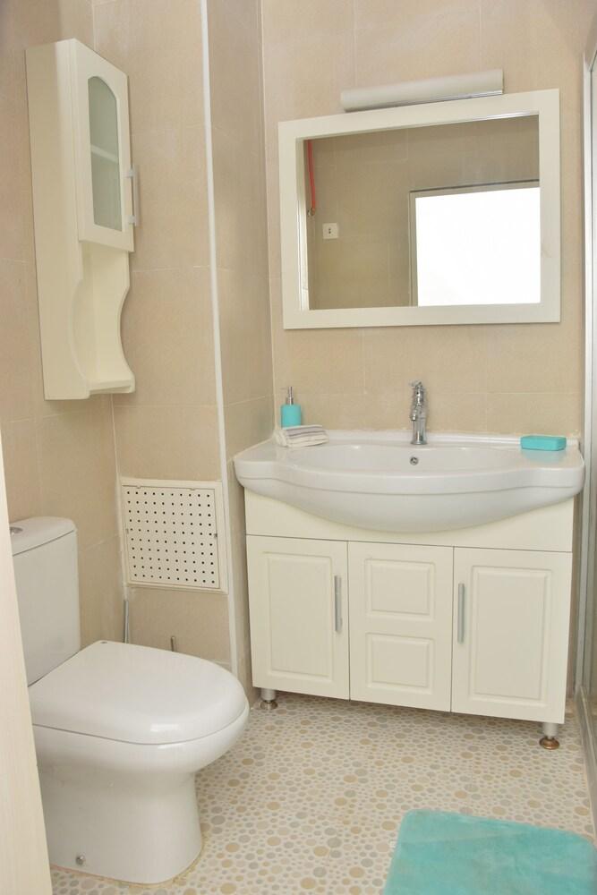 Malom Center Apt 1 Bathroom