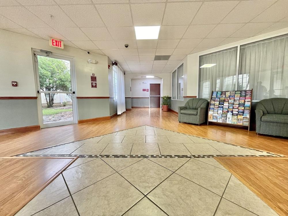 فير بريدج إن آند سويتس كليبورن تفاصيل الفندق من الداخل