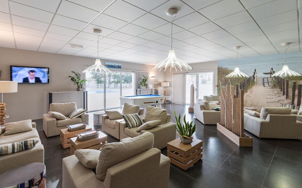 ريزيدونس لاجرانج فاكانس لو فيلاج دو لا مير منطقة الجلوس في الردهة