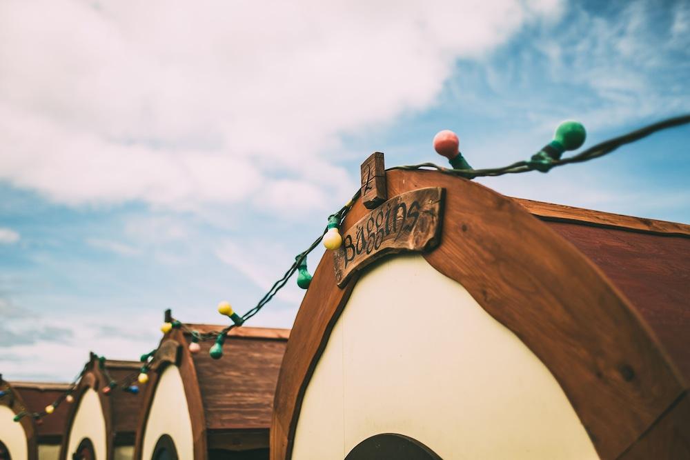 سيكلوديد ميدوو، يونيك شاير هات، بيرفيكت كامبينج تفاصيل الفندق من الخارج