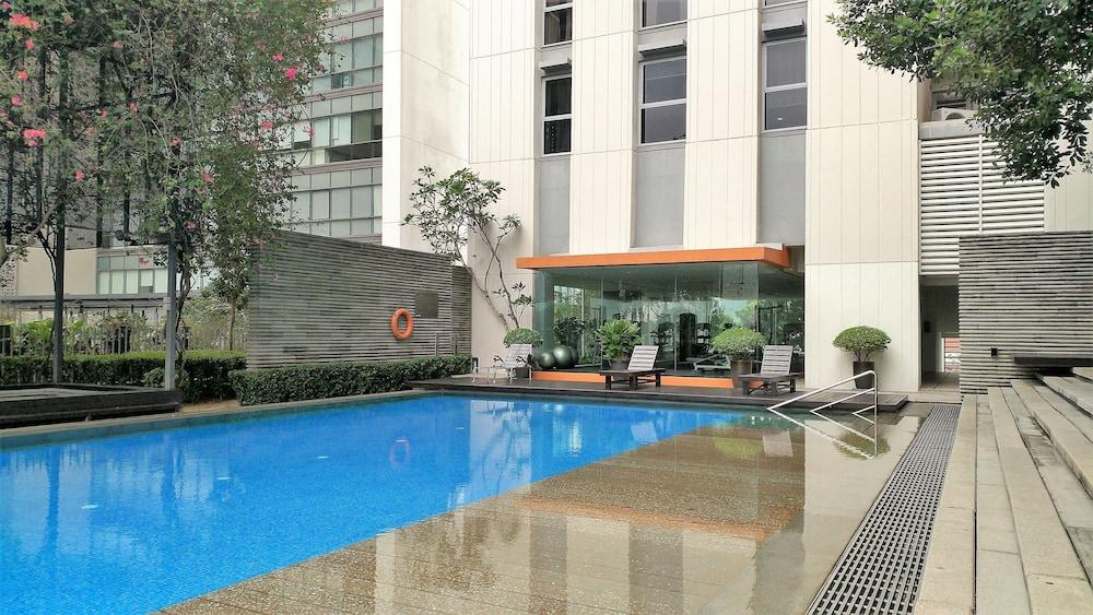 PJ8 Service Suite Pool View Infinity Pool