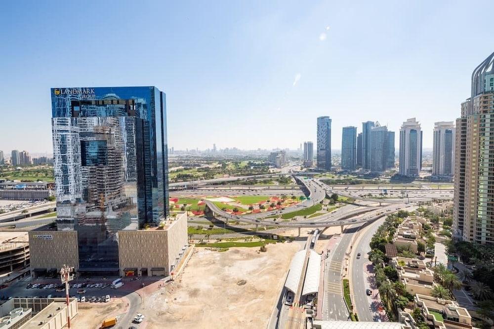 استمتع بفخامة العيش في شقة أنيقة مكوّنة من غرفتَي نوم في دبي مارينا منظر من الجو