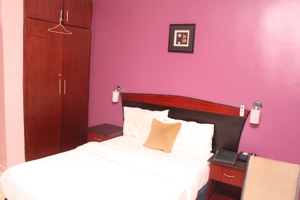 EdgeDrive Hotels Room