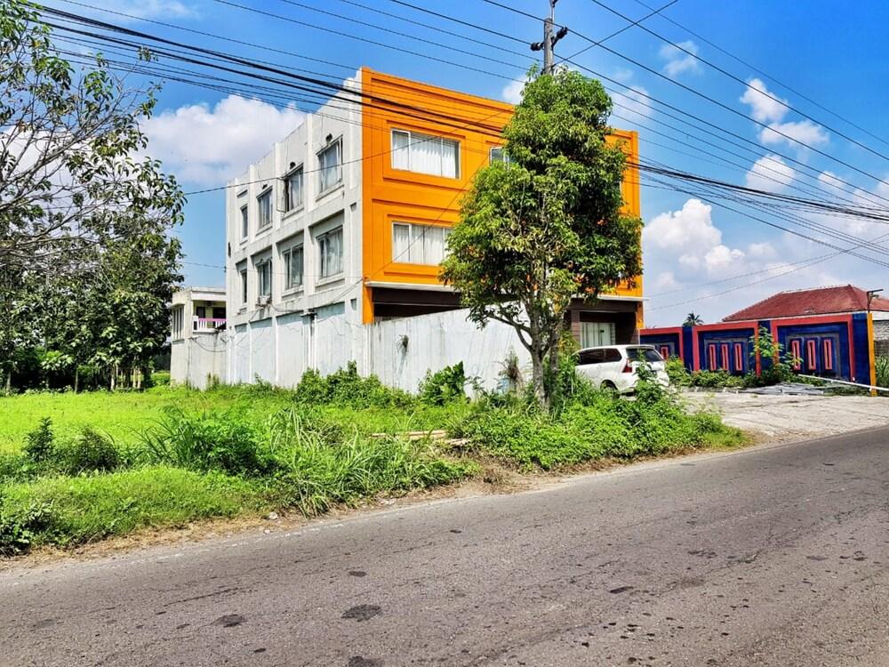 Graha LPP Pramindo Inn Exterior