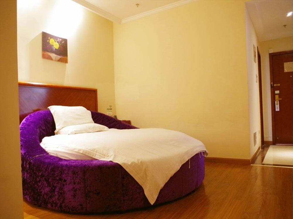 جرين تري إن هوايان يونيفرسيتي تاون هوتل أخرى