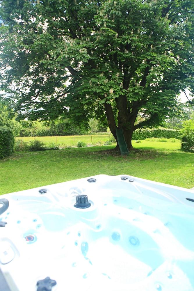 Gite Pierres d'évasions Outdoor Spa Tub