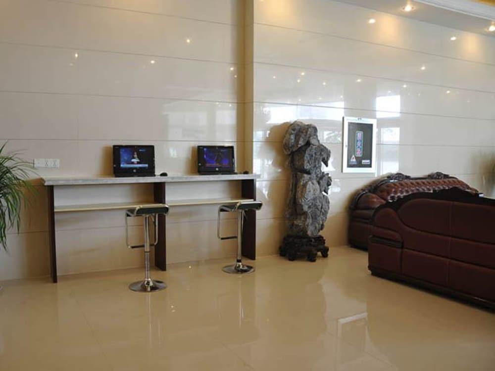 جرين تري إن شوتشو بيجو سينسو سنتر فوتشو رود إكسبرس هوتل الردهة