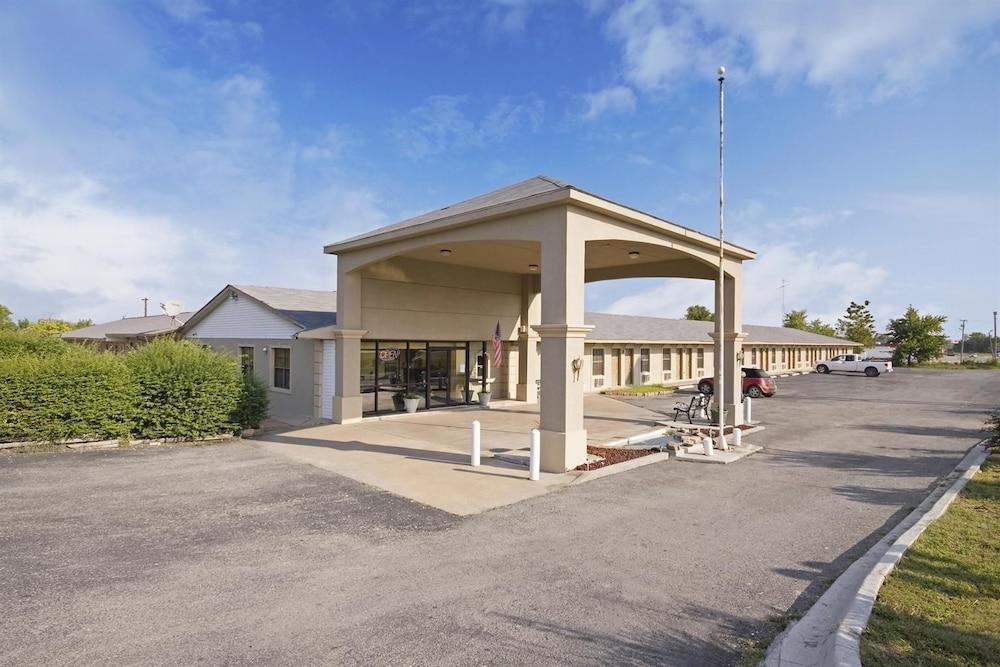 نايتس إن سافانا / ماك آليتسر مدخل الفندق