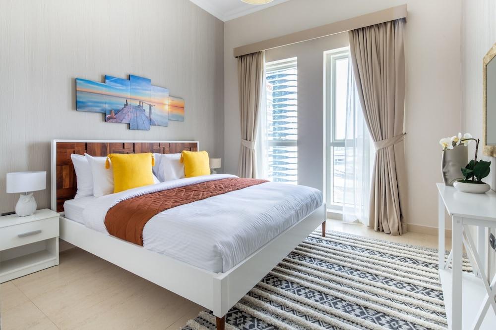 شقة غنية ونابضة بالحياة مكوّنة من غرفتي نوم مع مكتب في وسط مدينة دبي داخلي