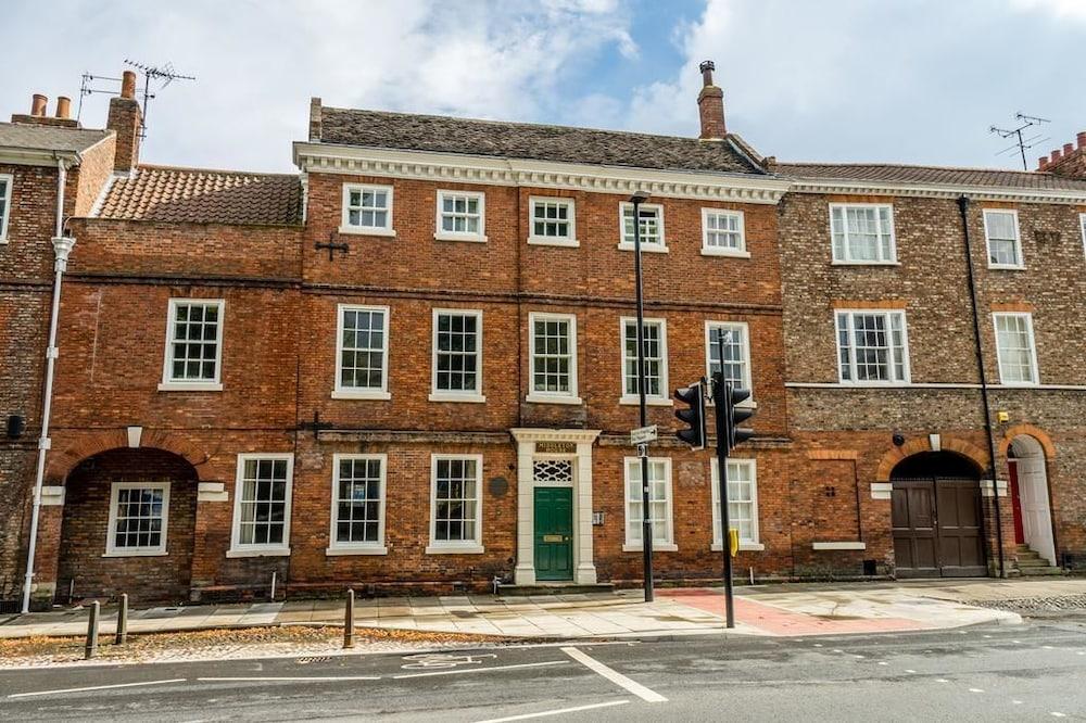 لاكزوريوس جورجيان سنترال أبارتمنت - باركينج - 1