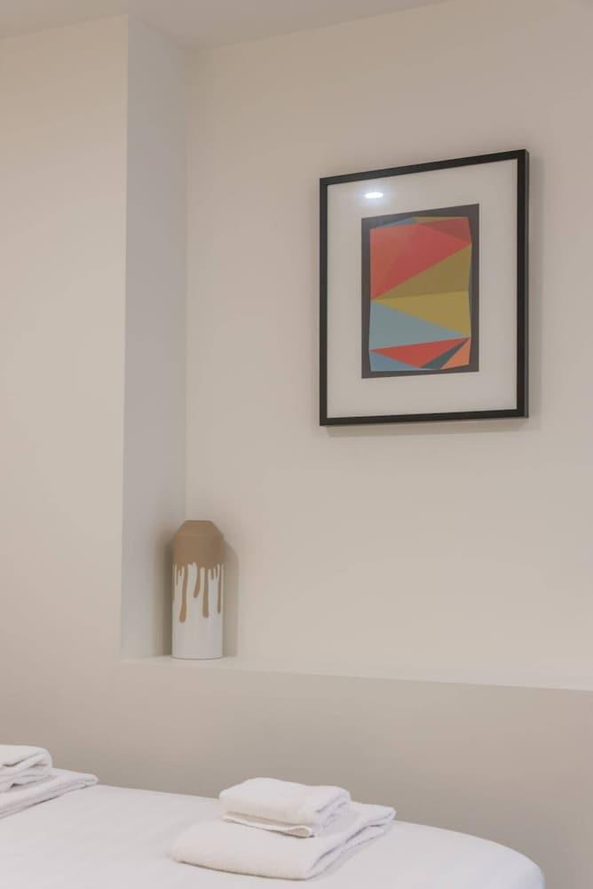 Spacious CBD Apt in the Heart of Melbourne Room