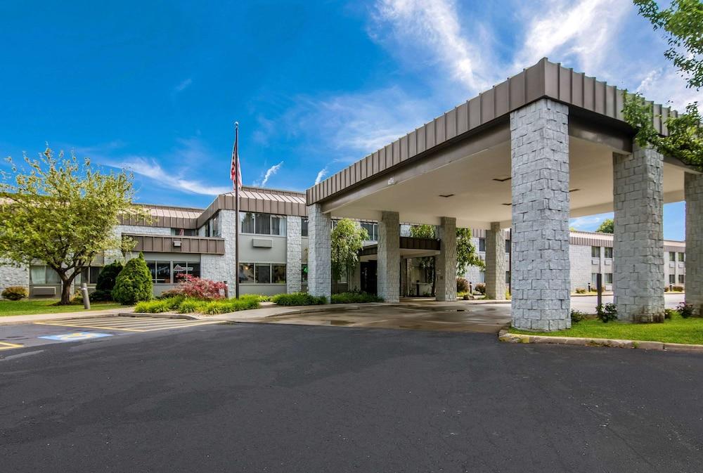 Clarion Pointe Jamestown - Falconer Exterior