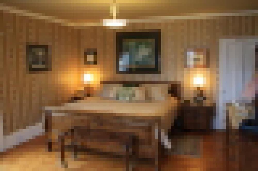 إيه سيفارينج مايدن بد آند بريكفاست غرفة