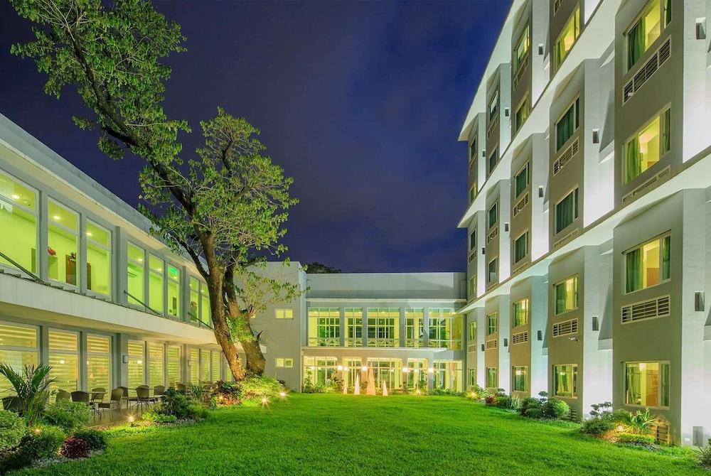 Microtel by Wyndham UP Technohub Exterior