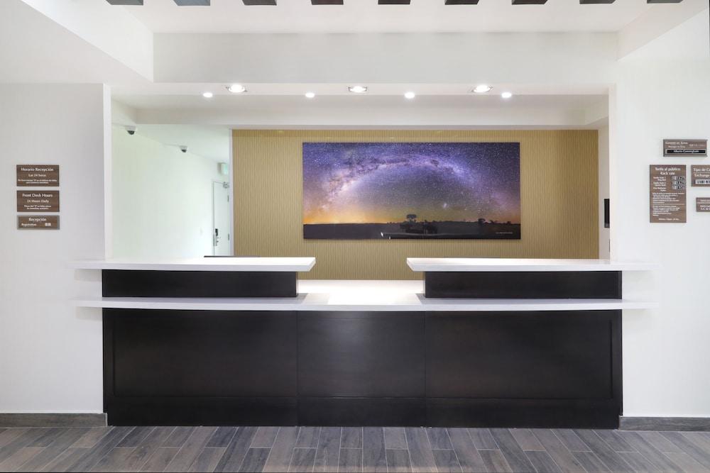 كاندلوود سويتس كويريتارو جوريكيلا باي آيتش جي منطقة الاستقبال