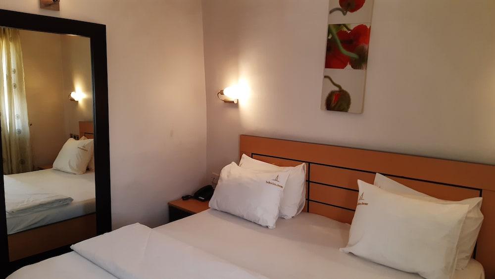 Top-Notch Suites and Apartments Room