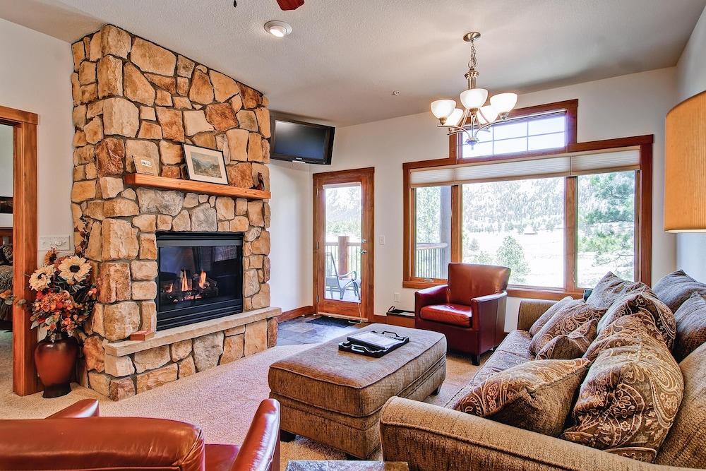 بلاك كانيون إن يونيت ٕف  ديلاكس غرفة معيشة