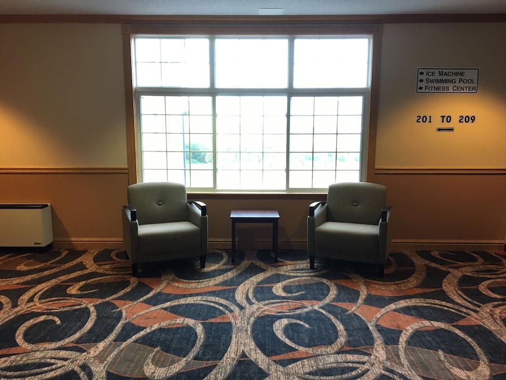 كابوت إن آند سويتس الردهة