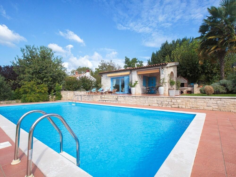 فيلا ويذ بيرفيكت سن ديك أوفرلوكينج ذا بول إن ذا هارت أوف إستريا المنطقة الخارجية