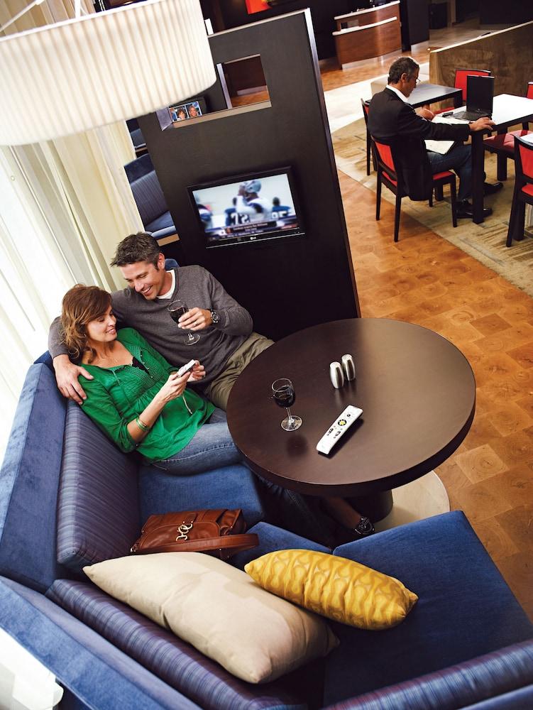 كورت يارد بولينج جرين كونفينشن سنتر منطقة الانتظار في الردهة