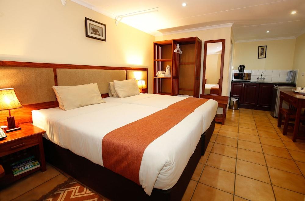 Mokoro Lodge Featured Image