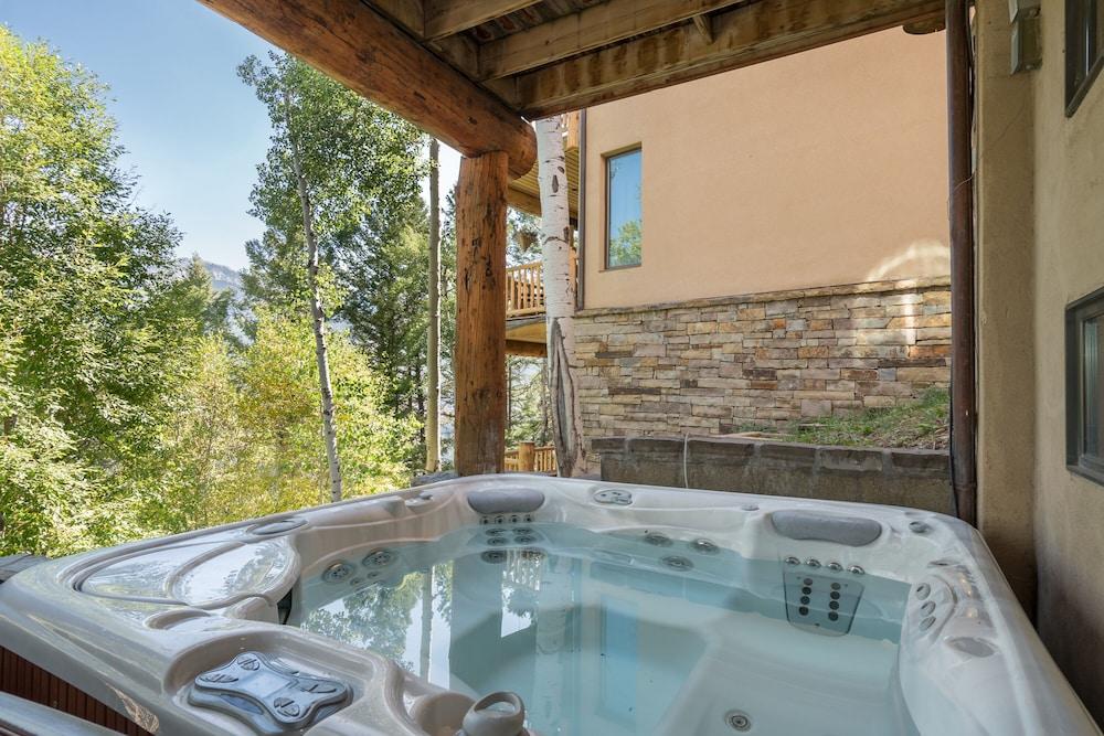 Crystal View by Exceptional Stays Outdoor Spa Tub
