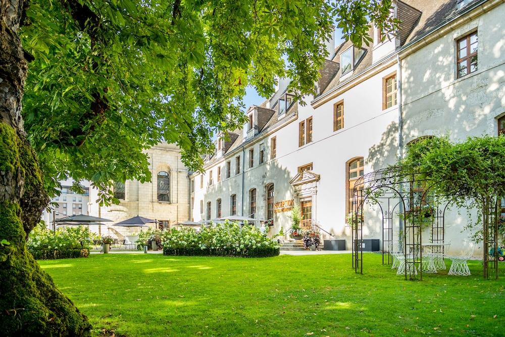 أوتل دو بوربون-ميركيور بورجيه المنطقة الخارجية