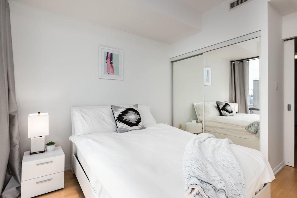 elegant condo with panoramic views Room