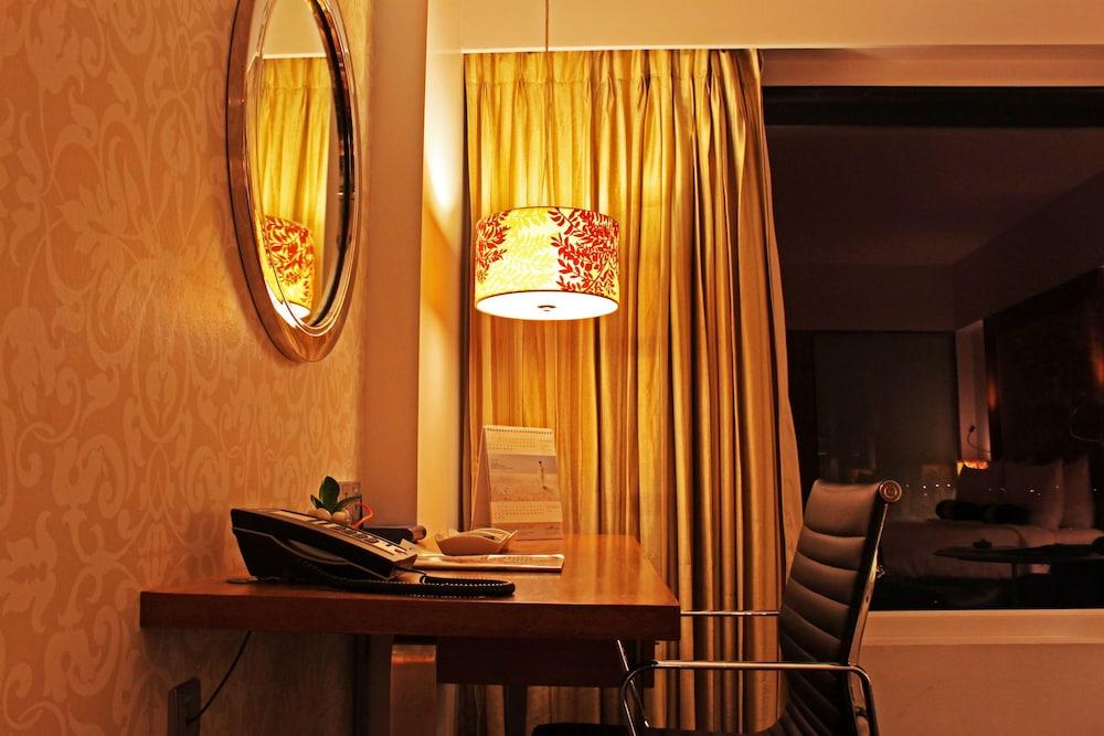Fortune Select SG Highway Ahmedabad Room
