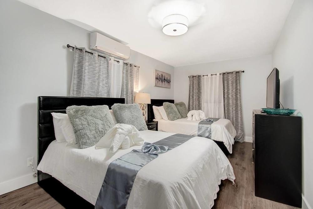 كمفرتابل لاكزوريوس هوم ويذ هوت تب، نير ذا بيتش غرفة