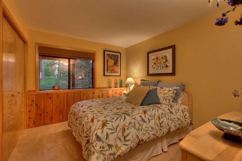 Artist's Haven at Dollar Point by Tahoe Mountain Properties Room