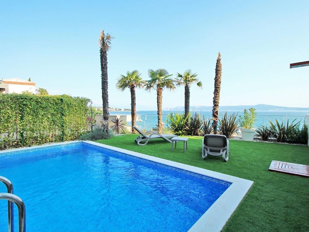 لاكوريوس أبارتمنت وذ برايفت بول آند سي فيو نير ذا بيتش إن كريكفينيكا زحليقة مائية