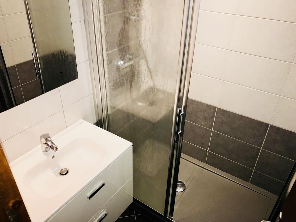 Gite La Balaguère T2 Bathroom Shower