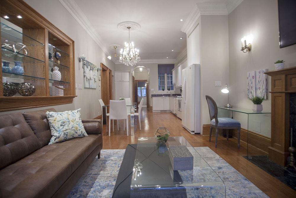 سبيشوس 1 بد روم - كينج بد آند تيراس منطقة المعيشة