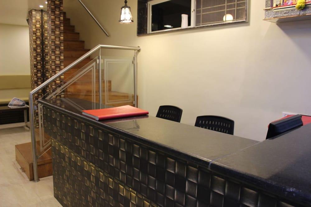 سيفين هيلز باي بيزجرو هوتلز، لونافالا منطقة الاستقبال