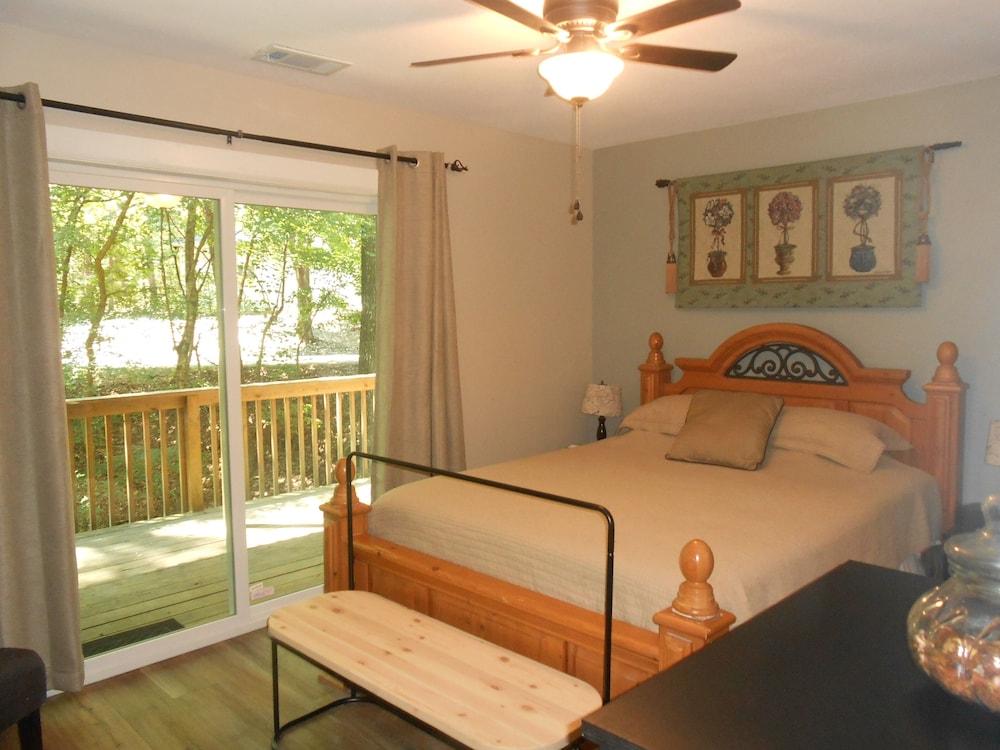 Spacious Home With 2 Decks and BBQ - Unit 0401 by Redawning Room