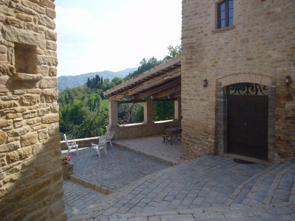 Borgo Storico Cisterna Exterior
