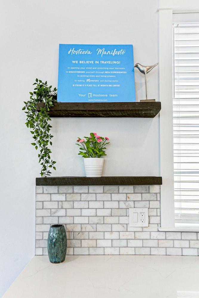Amazing 4BR w Balcony by Hosteeva Interior Detail