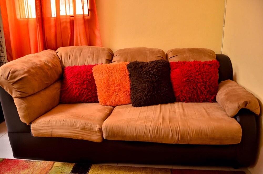 كينجستون صن سيت جيست أبارتمنت 1 غرفة معيشة