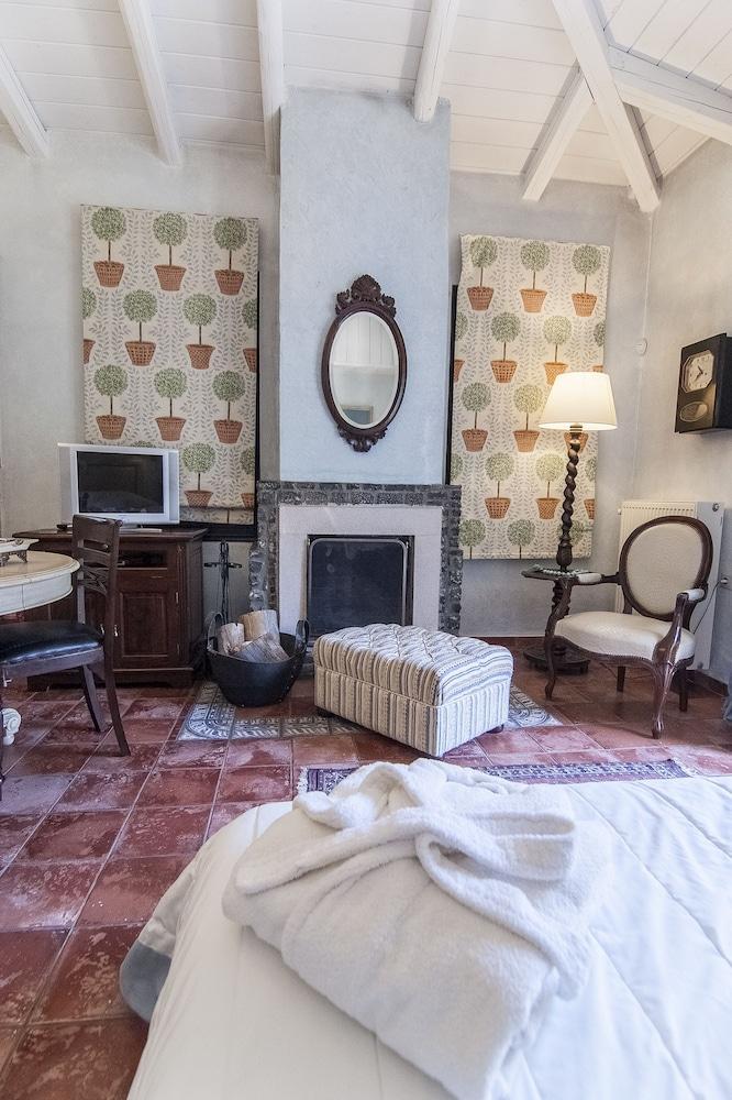 أوسترا مينالون لاكشري سويتس غرفة