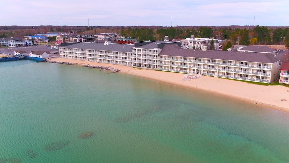 هاميلتون إن سيليكت بيتش فرونت ماكيناو سيتي منظر من الجو