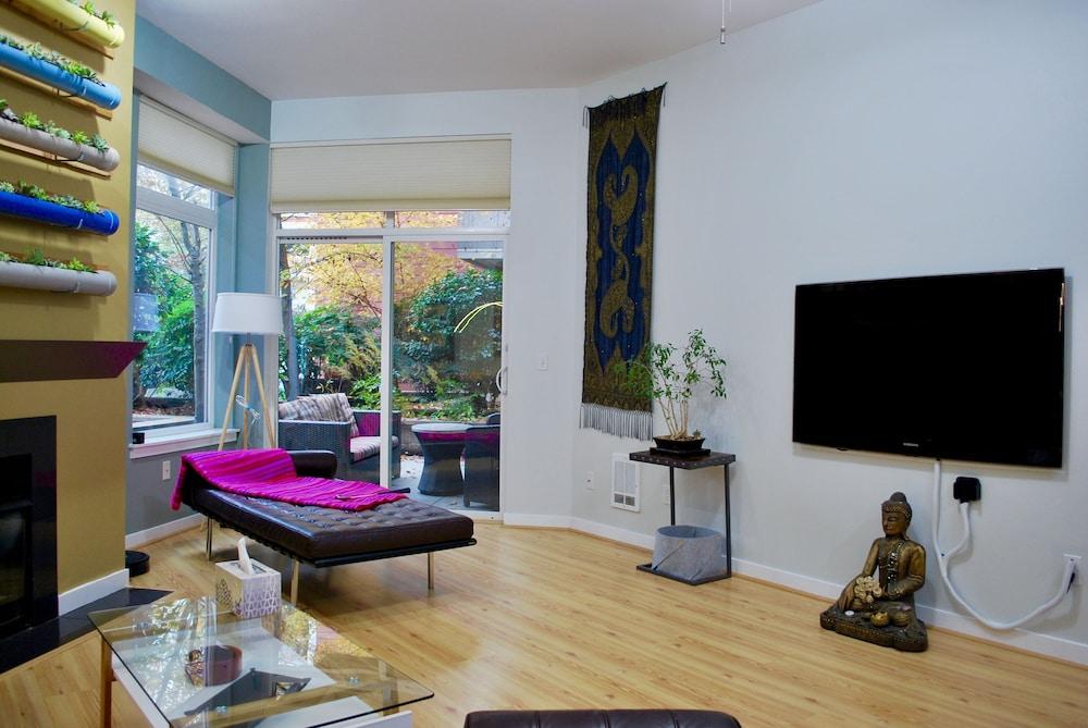 ويل أبوينتيد آند مودرن بلس باركينج غرفة