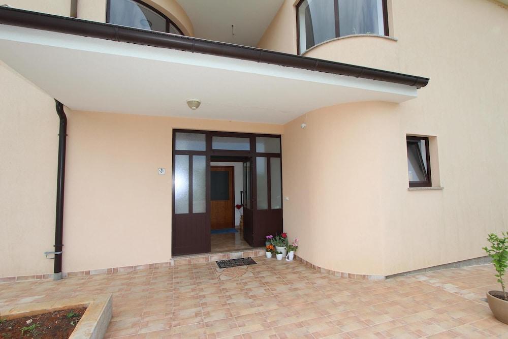 Apartment Dado Exterior
