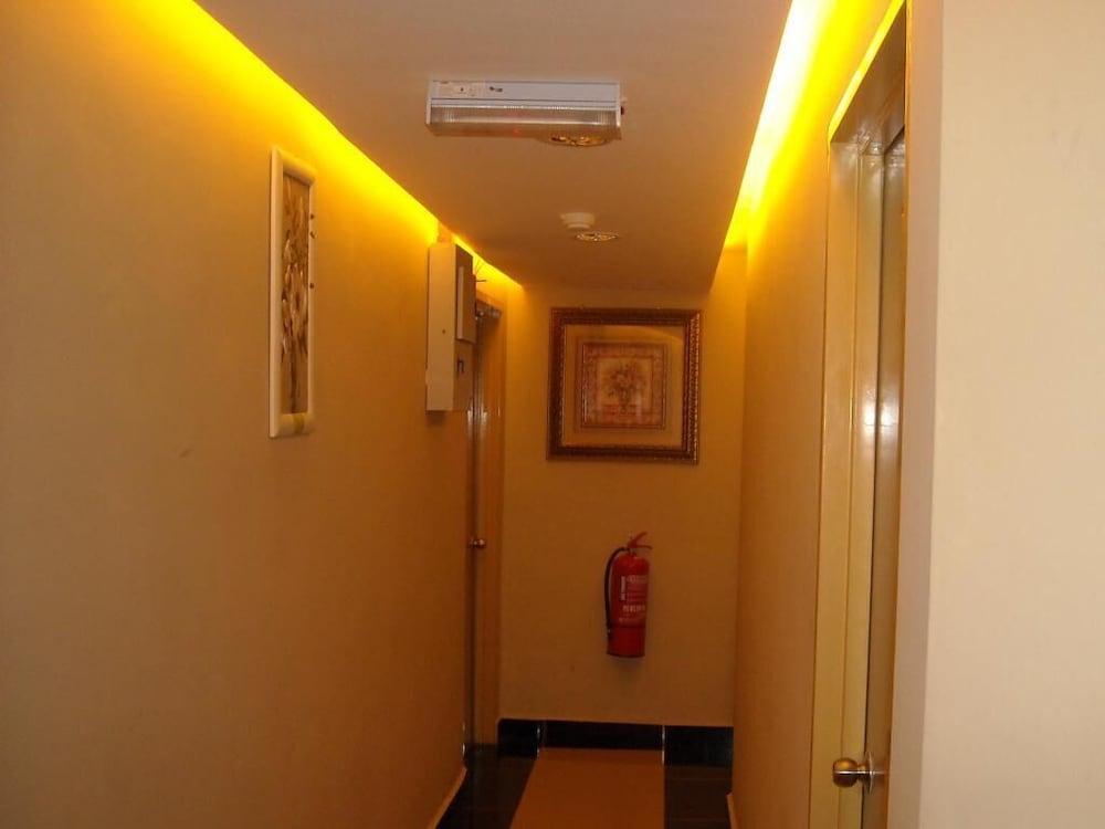 هوتيل نيو وايف نيلاي الصورة الأساسية